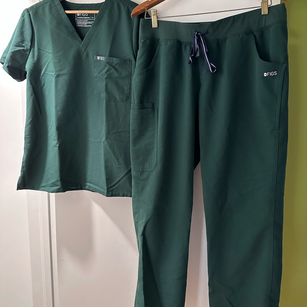 2 Figs British Racing Green Scrub Sets - M tops/L bottoms - Picture 4 of 5